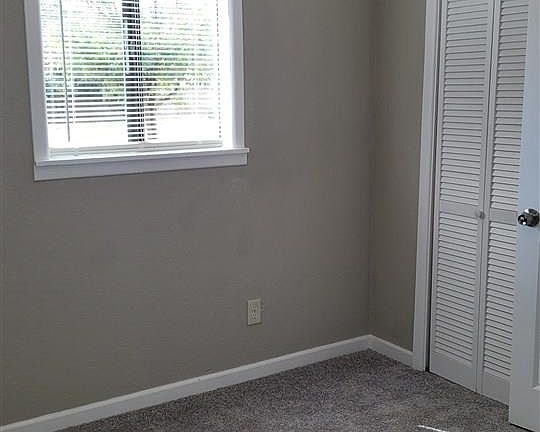 5th image of 119 N Elm St