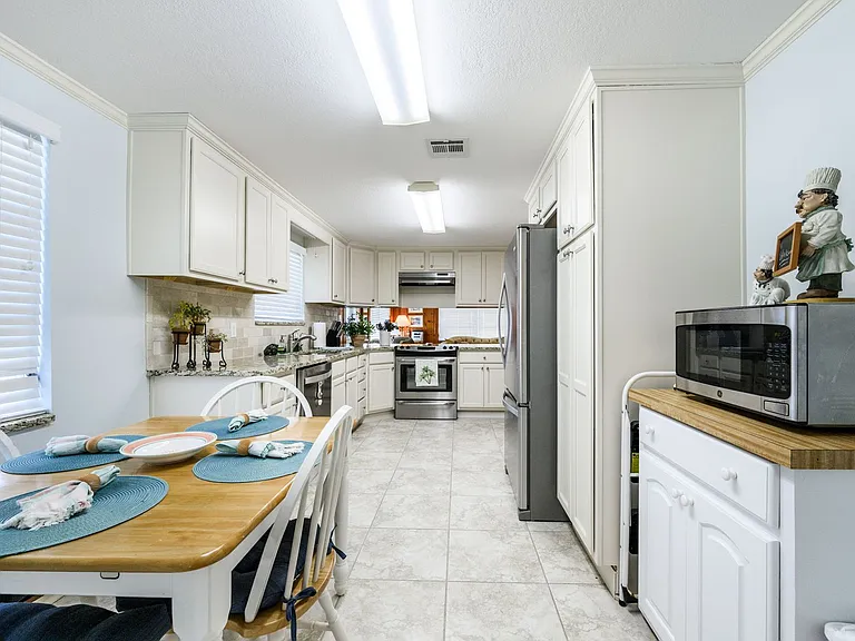 330 Harvey St — Photo 18