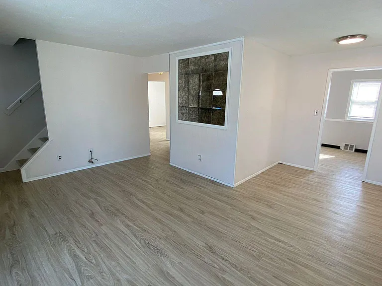27050 Drakefield Ave — Photo 4