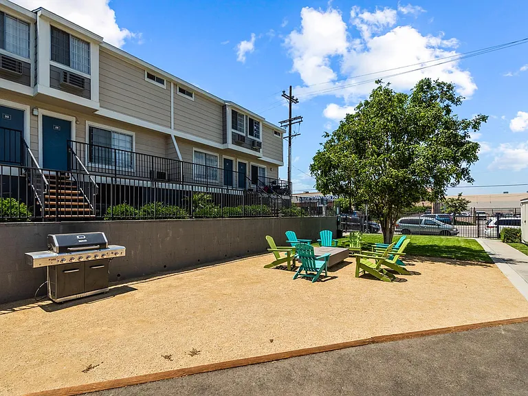 Lake Balboa Townhomes — Photo 2