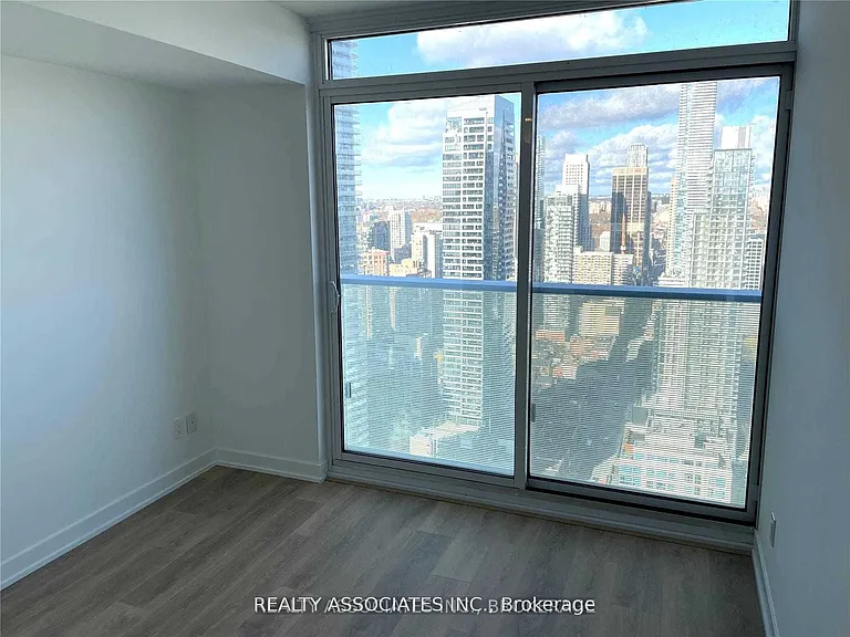 501 Yonge St #4003 — Photo 4