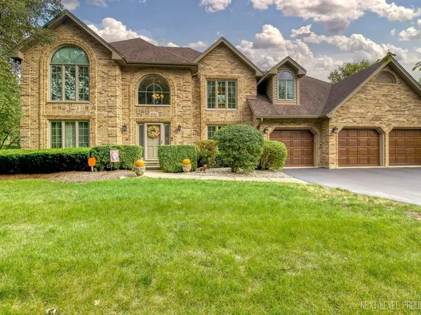 1010 Stonehedge Rd, St Charles, IL 60174