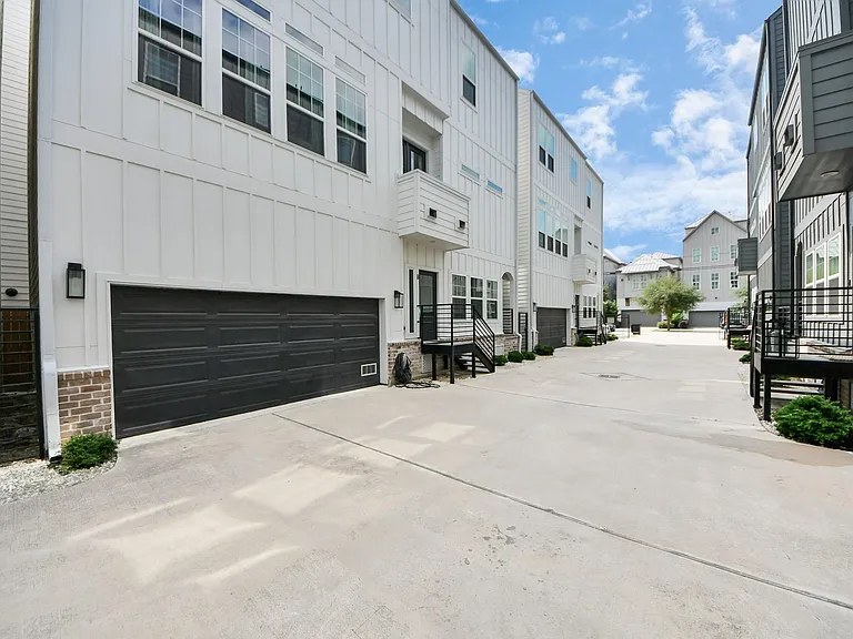 1223 W 16th St #B — Photo 6