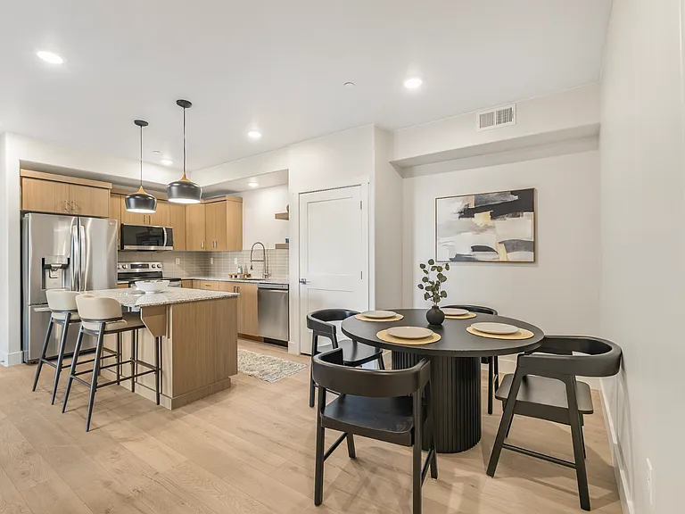 Lincoln Crossing Apts — Photo 3
