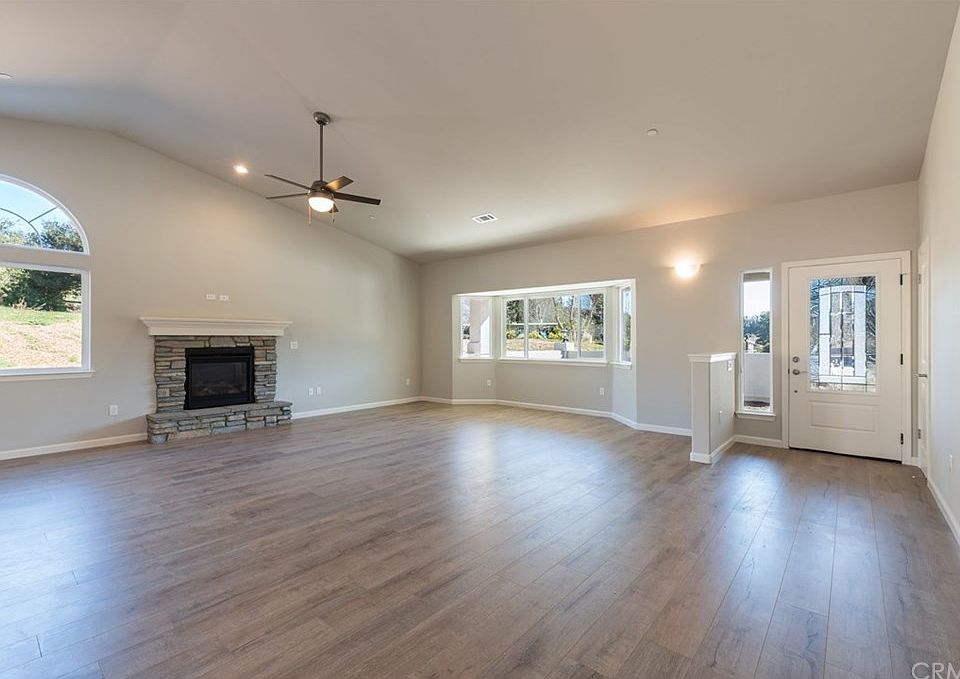 2nd image of 1064 Redbud Ln