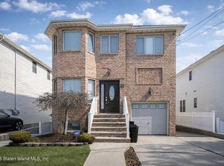 51 Petersons Ln, Staten Island, NY 10309