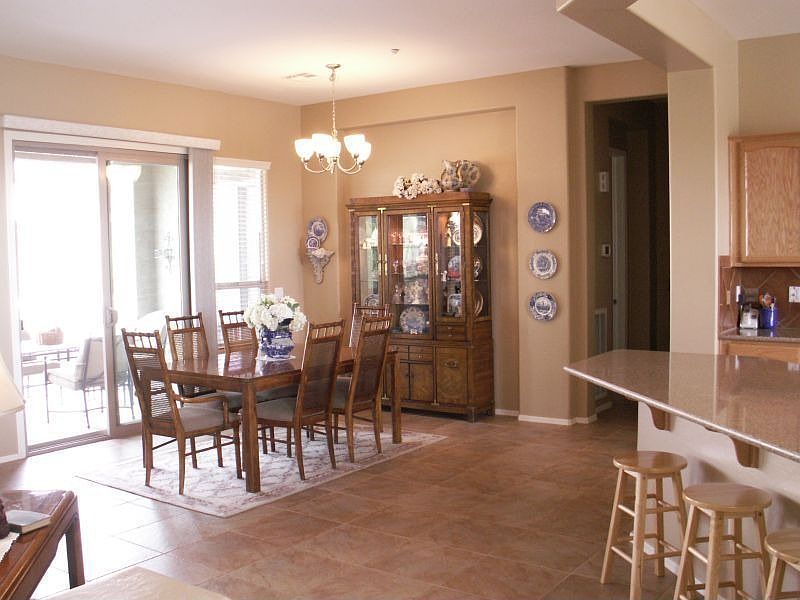Open dining area w/18"tile & custom paint