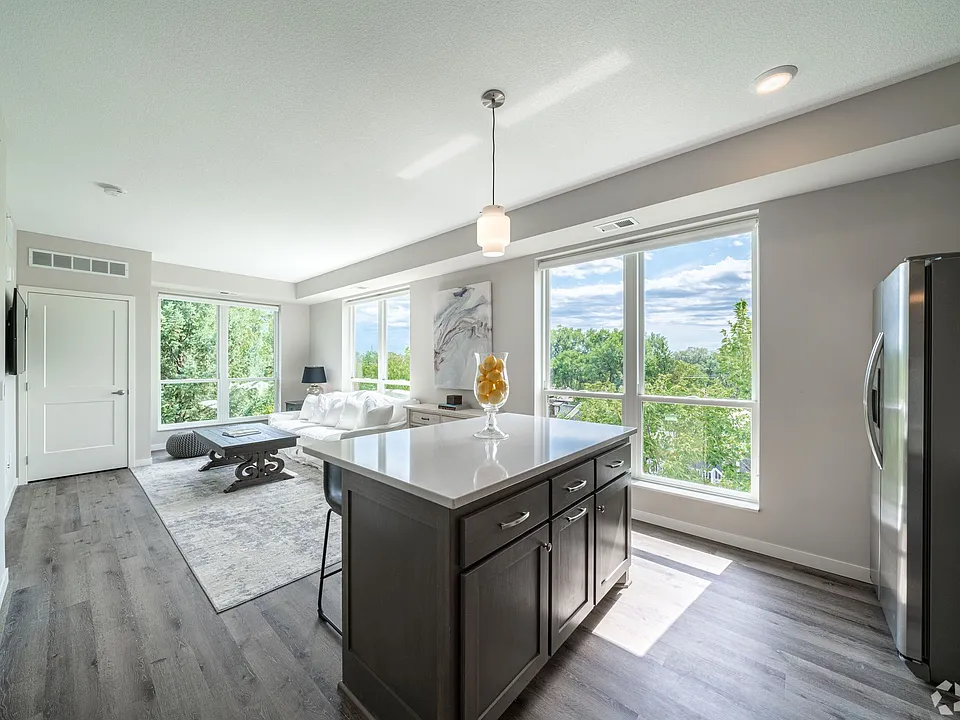 330 9th St SE
