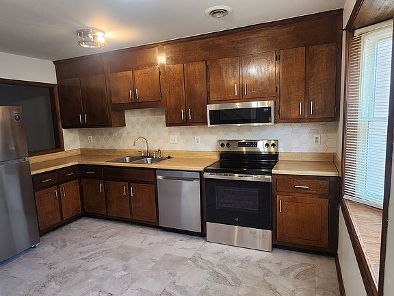 3rd image of 1701 Autumn Woods Dr