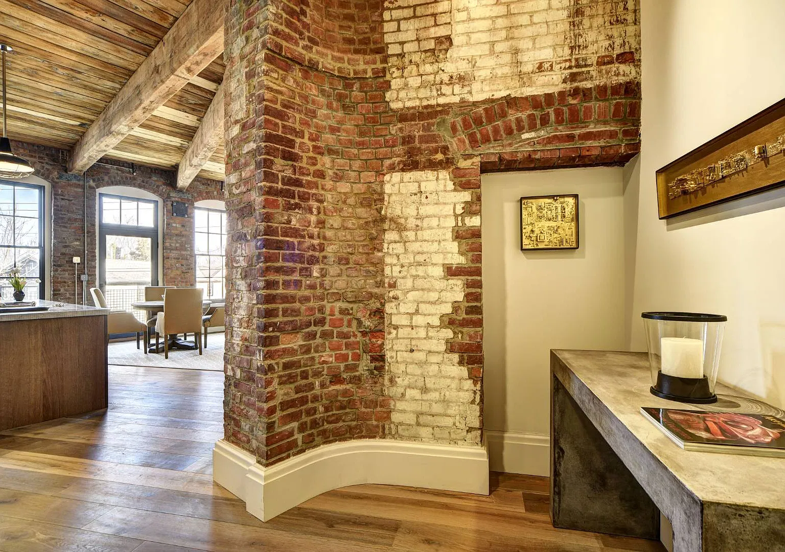Stunning Watchcase 2 Bedroom Apartment — Photo 2