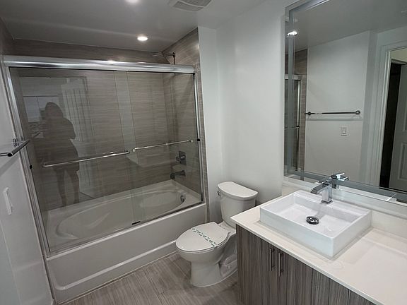 5th image of 445 NE 39th St #114