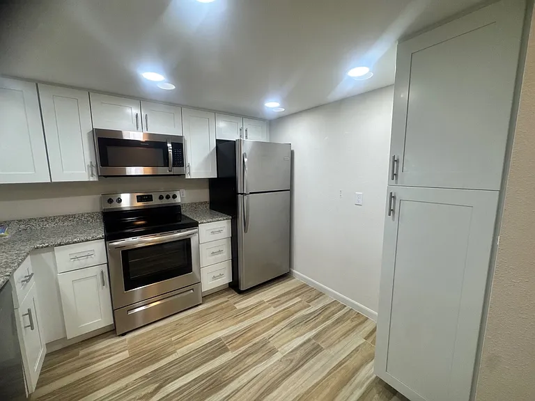 3607 Edgewater Dr — Photo 6