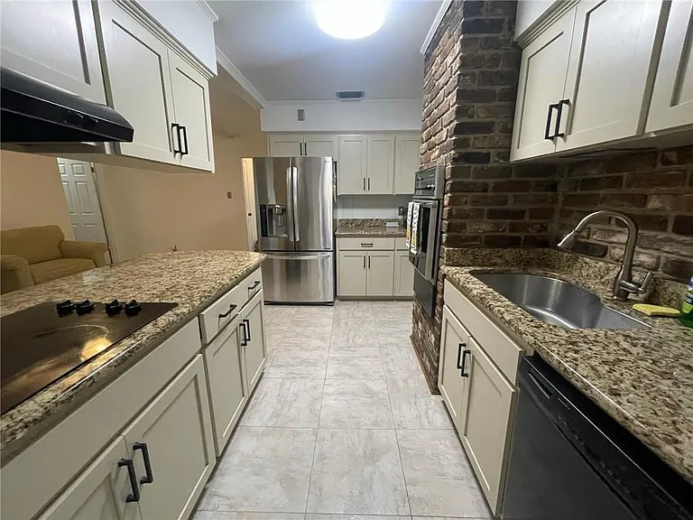 2760 Brevard Dr — Photo 3