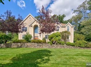 860 Summit Ave, Franklin Lakes, NJ 07417