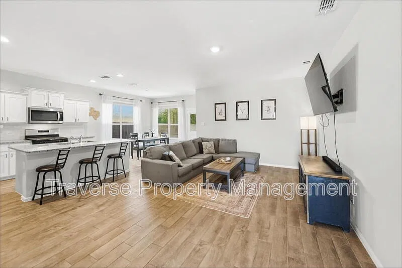 4 bed, 2.0 bath, 1776 sqft, $2,295 — Photo 4