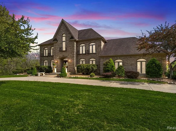 7374 Fox Hill Ln, Northville, MI 48168