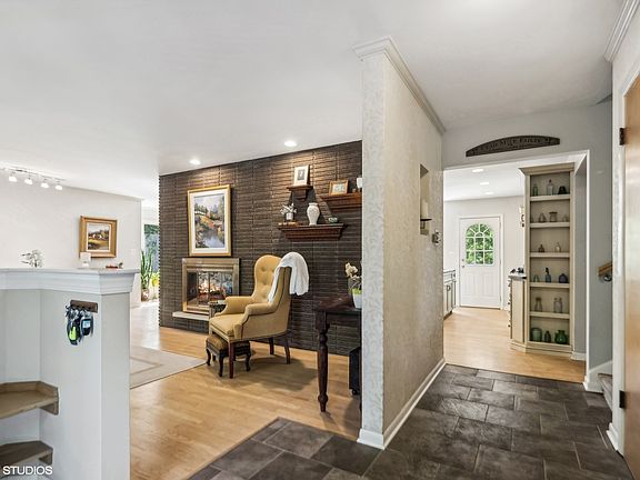 4th image of 979 Clifton Ave