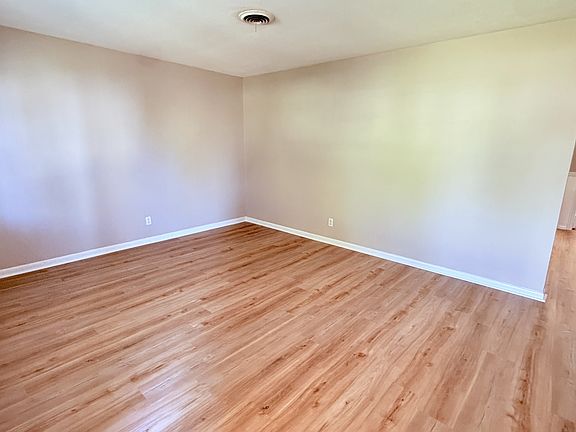 3rd image of 105 Superior Ave SE