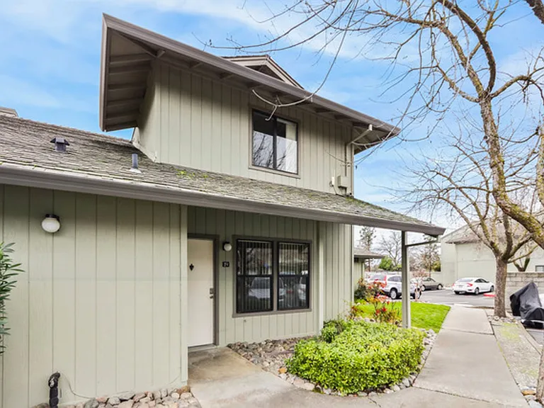 Sequoia Apartments 3 MONTHS FREE RENT on 3 and 4 bedroom townhomes — Photo 7