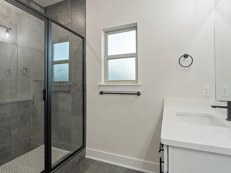 97 N Adler Ave — Photo 10