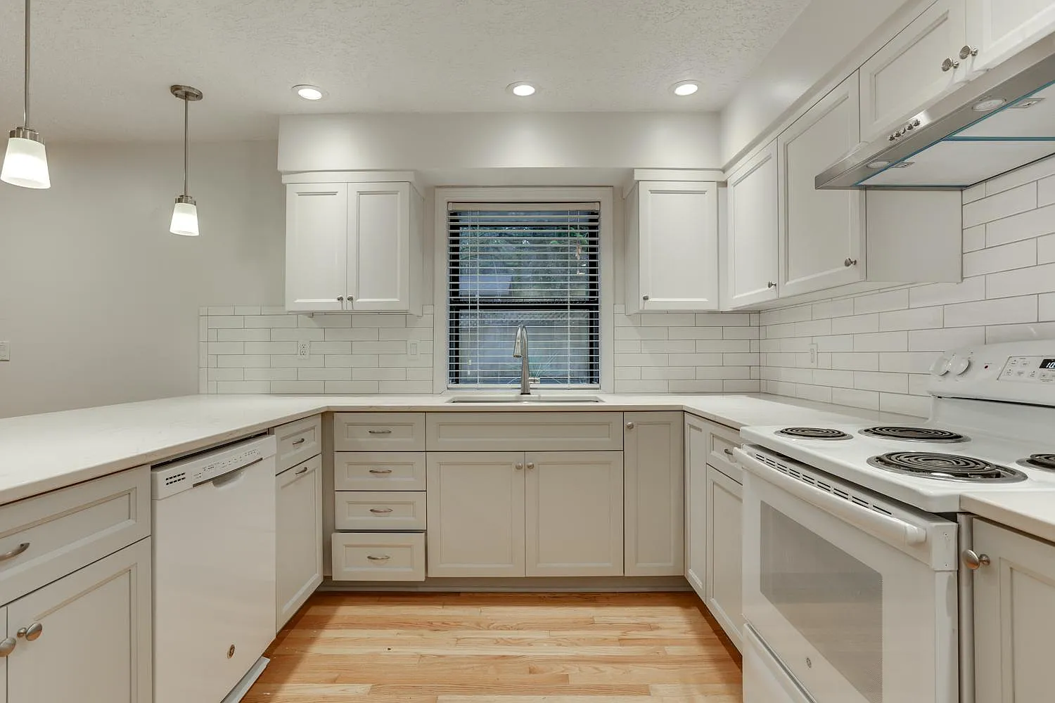 338 Laurel St — Photo 4