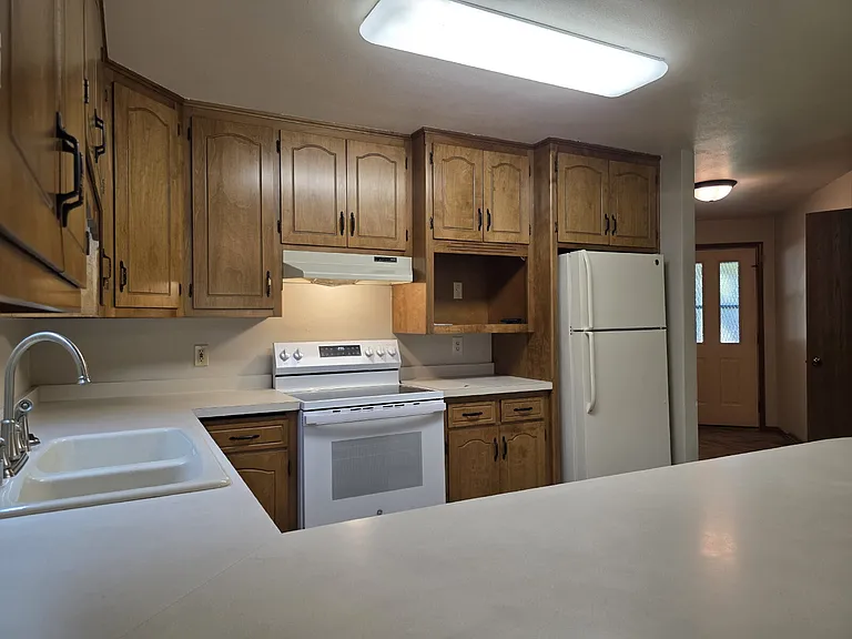 1600 E Tracia Ln — Photo 9