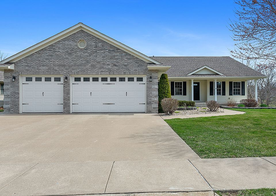 Large drive & 3 car garage