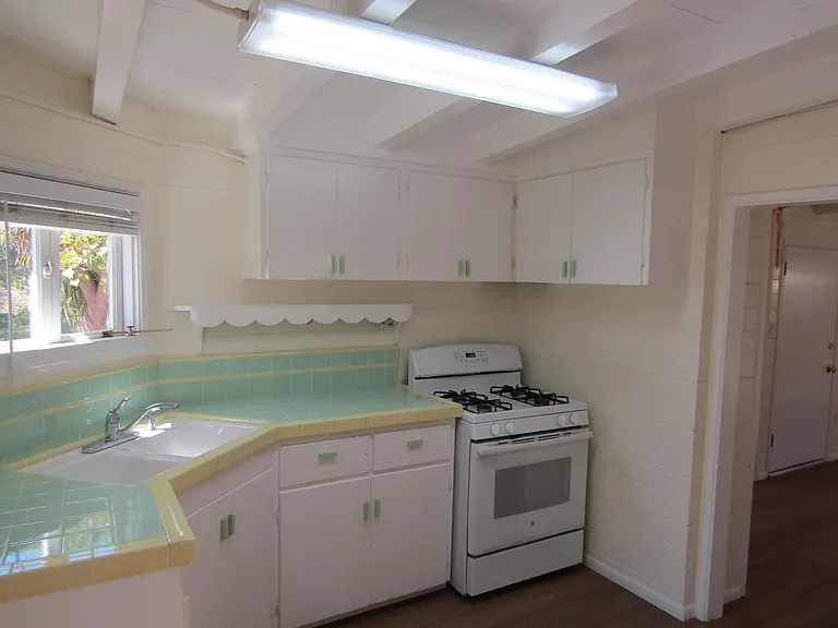 404 E Locust Ave — Photo 16