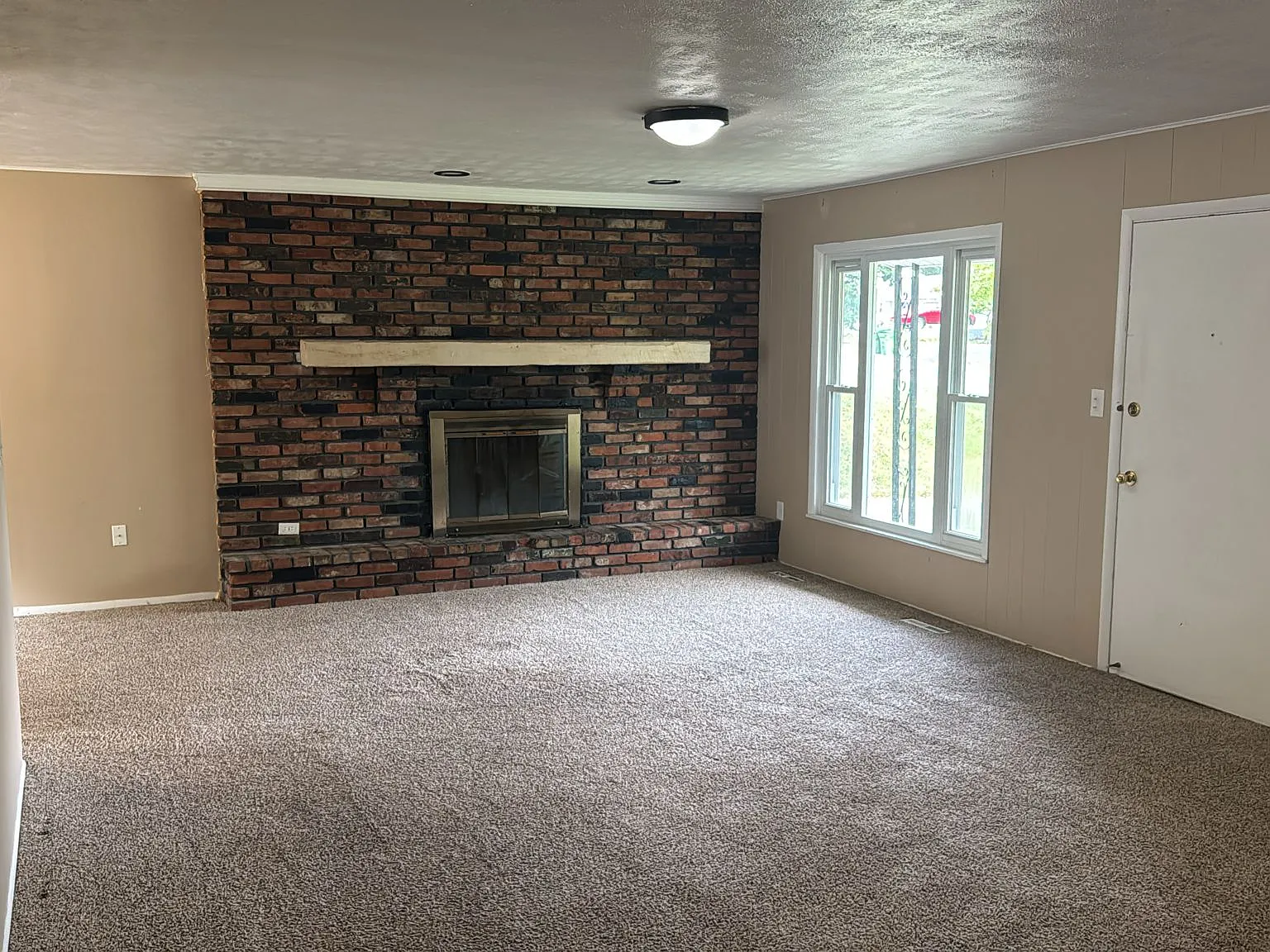 3 bed, 1.5 bath, 1170 sqft, $1,995 — Photo 2