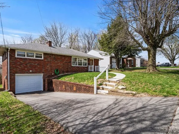 900 Aetna Dr, Ellwood City, PA 16117