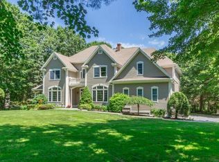 2 Spruce Ln, Falmouth, ME 04105