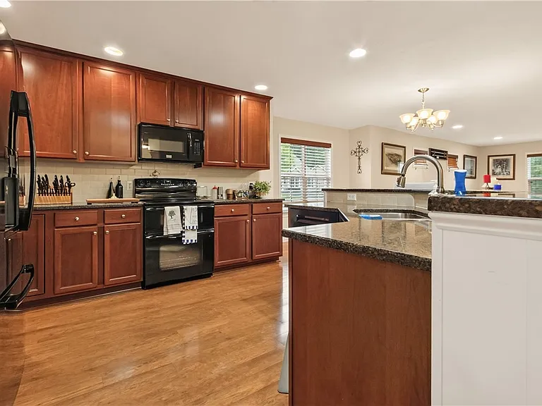 2093 Mykola Rd — Photo 12