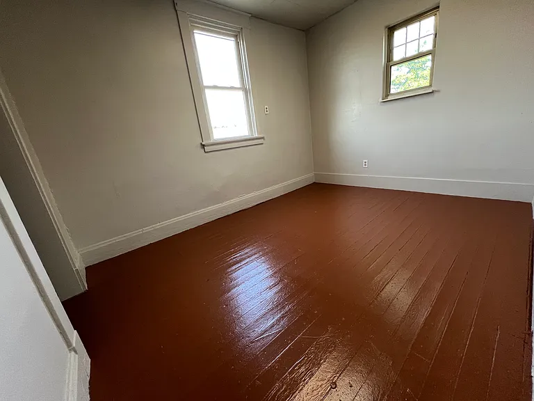 1017 Considine Ave — Photo 6