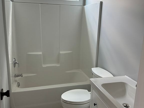 4th image of 185 Riverview Dr #1