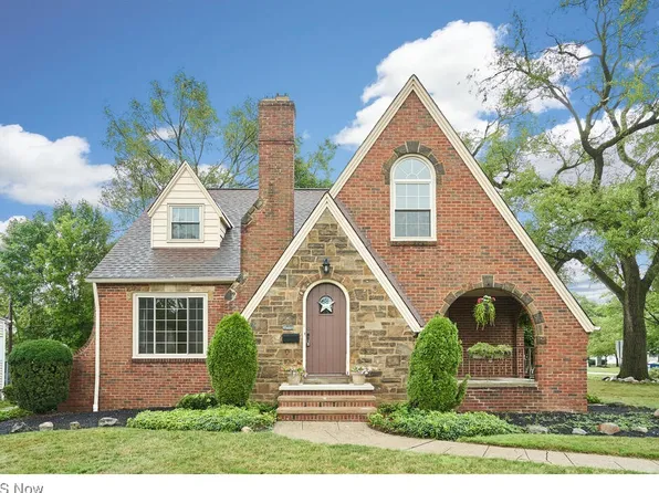 5901 Wickfield Dr, Parma Heights, OH 44130
