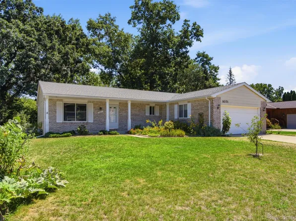1071 Meadowlark Dr, Waterford, MI 48327