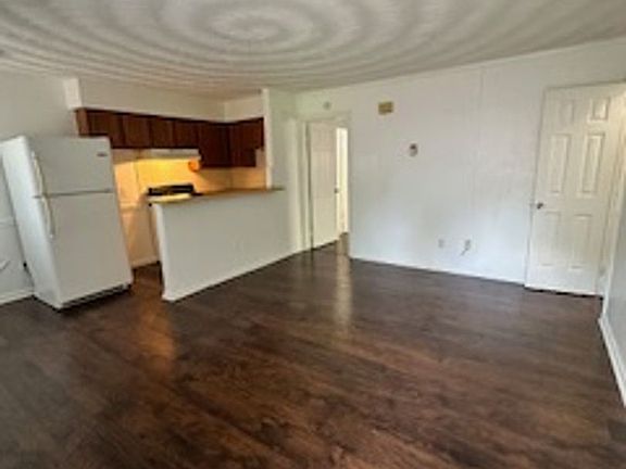 3rd image of 326 Ashlawn Dr APT 5