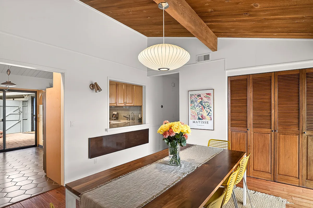 Building Photo - 601 Country Club Dr