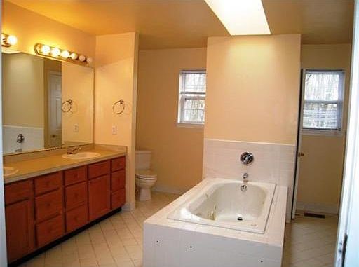 5th image of 6 Candlewood Ln