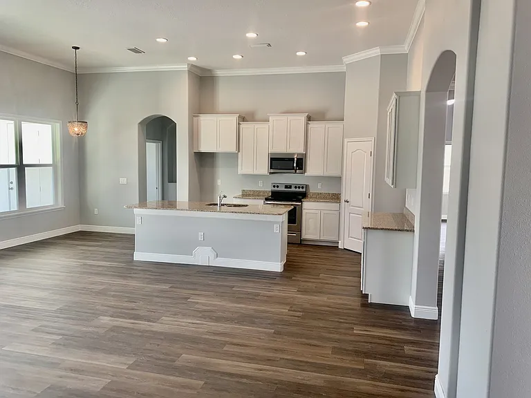 502 Americana Blvd NE — Photo 6