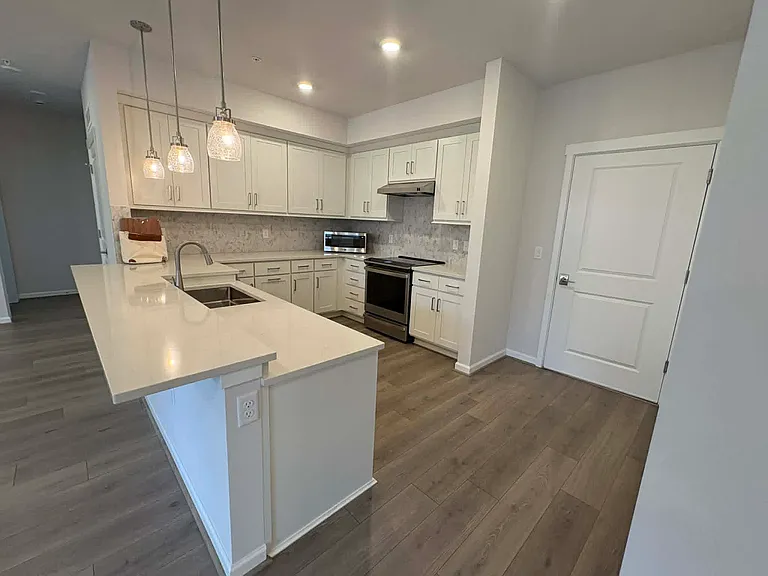 19319 NE 69th Way #101 — Photo 2
