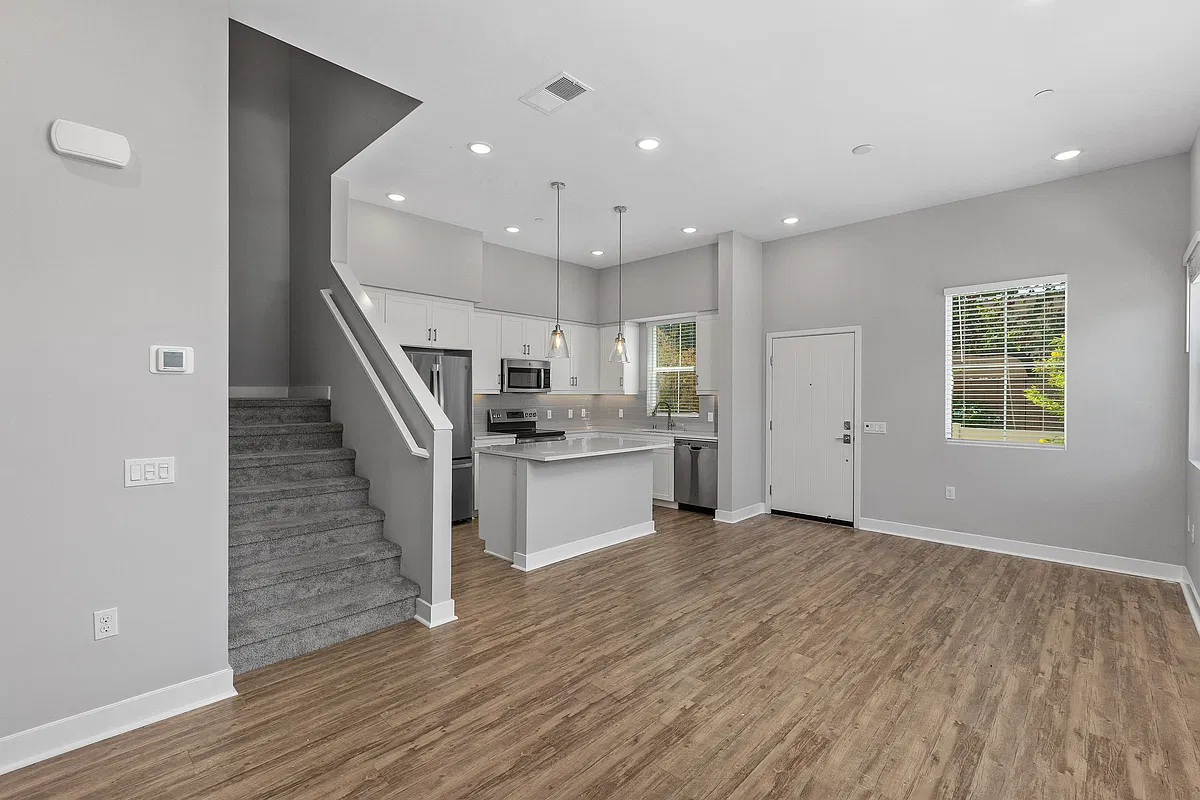 4 bed, 2.5 bath, 1590 sqft, $3,675 — Photo 3