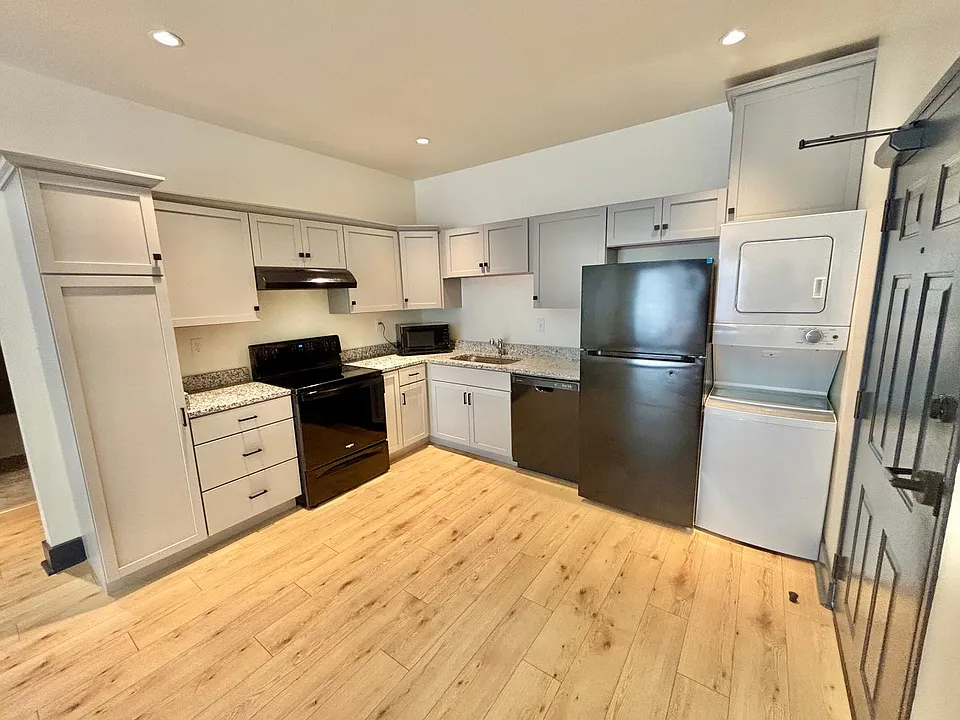 2510 Portland Ave #203