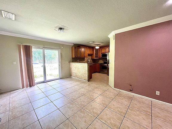 5th image of 704 NW 9th Avenue