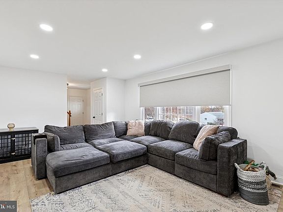 3rd image of 3023 Eisenhower Rd