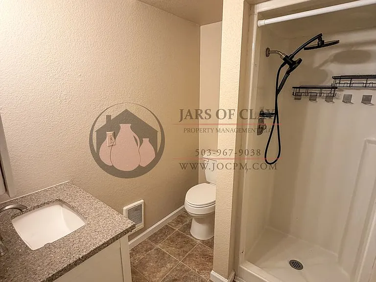 621-646 Plymouth Dr NE — Photo 12