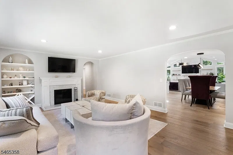 4 bed, 3.0 bath, $9,000 — Photo 3