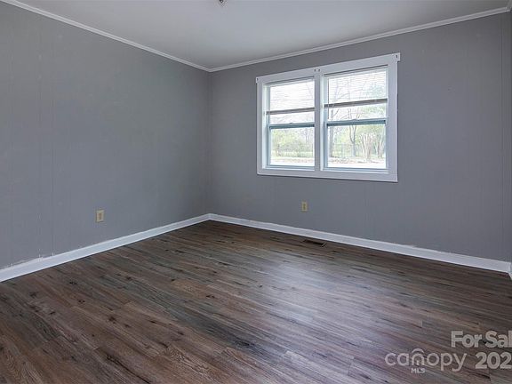 5th image of 326 Mountain View St
