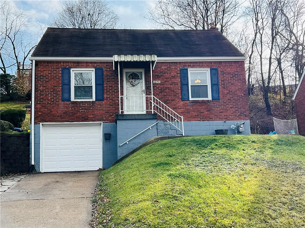 2425 Webster Ave photo 1
