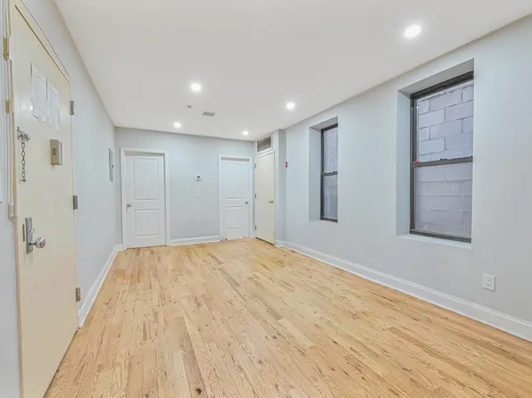 2243 Bathgate Avenue image 7 of 24